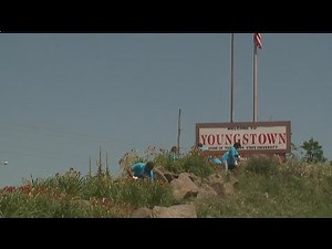 Volunteers spruce up Welcome to Youngstown sign
