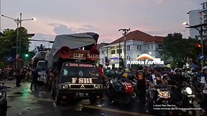 18.04: UPDATE, massa aksi mulai bergerak ke Kantor Gubenur Jalan Pahlawan. Pantauan langsung oleh Akira reporter Suara Surabaya. (ss-tm) | E100