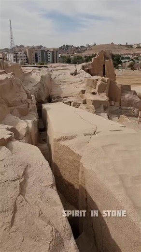 Dolerite Stones: Did They Really Carve the Granite? At the Unfinished Obelisk of Aswan, dolerite stones are presented as the tools used to carve granite. Dolerite is harder than granite and can remove small amounts of material — but shaping massive, precise stonework this way raises serious questions. Even more puzzling are perfectly carved statues made from dolerite itself. 🪨 Material: Dolerite is harder than granite ⚒️ Method: According to Egyptology, dolerite pounding stones removed granite 