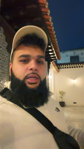 If you’re ever unsure where to eat while travelling as a Muslim, this tip will never fail you 🤍 ➡️ Visit the local masjid, pray, and ask the locals. That’s exactly what I did here in Granada, and the brothers recommended Palacio Andaluz Al Mona 🇲🇦 ✔️ Halal-certified ✔️ Big portions ✔️ Amazing Moroccan flavours ✔️ Warm, welcoming atmosphere The chicken skewers were 🔥 and this is easily one of the best halal spots in Granada. Save this tip for your next trip ✈️ Share it with someone travelling