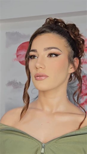 Akne nisu razlog da izostavite neki važan dogadjaj, pravi MUA će sakriti nedostatke, a istaći vašu prirodnu lepotu. 🫶🤍 Ovde je korišćen VICHY Dermablend 3D korektivni puder, da se ten izjednači.✨️ #workday #makeup #sminka #sremskamitrovica