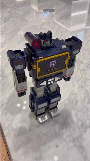 Robosen Soundwave: Auto-Converting G1 Cassette Player Robot!