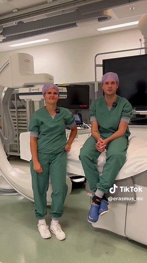 Maarten en Rianne werken op de Interventieradiologie en vertellen wat hun werk inhoudt. Zelf ontdekken of dit ook iets voor jou is? Kom naar de Open Dag op 31 januari, meld je aan via link in bio! #werkenbijerasmusmc #hetbegintmetdoen #erasmusmc #interventieradiologie