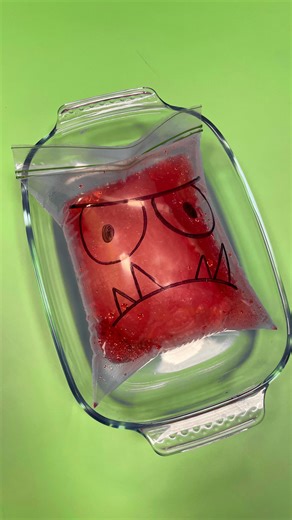 Early Years Resources on Instagram: "Looking for a last minute Halloween activity to wow your little ones? Try this exploding monster science experiment with baking soda and vinegar💥 Fill a ziploc bag with food colouring and vinegar Make a packet using toilet paper and add baking soda Hold the baking soda packet in the top of the bag and seal it ‌ Let go of the baking soda packet and shake! #EYFS #EarlyYears #HalloweenCrafts #SimplePlayIdeas #LearningThroughPlay #ActivitiesForKids #LearningForL