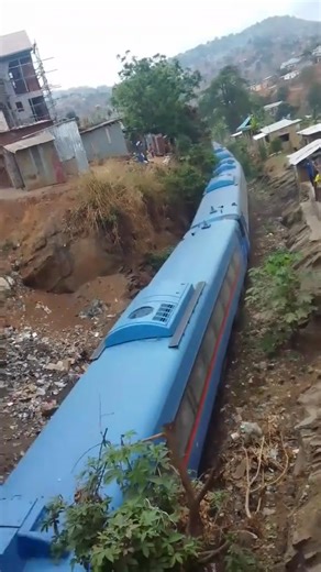 🚆 Le “métro” congolais entre enfin en service ! 🇨🇩 Un moment historique pour le transport ferroviaire en RDC : le train voyageurs Kinshasa – Matadi a effectué ce week-end son premier trajet officiel avec des passagers à bord. Ce projet symbolise la renaissance du rail congolais, reliant la capitale à la ville portuaire dans un voyage mêlant nostalgie et espoir pour l’avenir. 📍 Un pas de plus vers la modernisation des transports en RDC. #RDC #Kinshasa #Matadi #Train #SociétéCongolaise #Infras