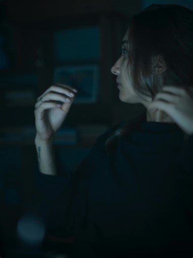 EPISODE 2 - Rumah 78 Hampir padam. Sejak tinggal di rumah baru, Mira mulai merasakan sesuatu yang tidak biasa, perasaan seperti ada yang memperhatikan. Apa peringatan tentang lampu dari Sara itu ada hubungannya? Saksikan Vertical Movie Rumah 78 – Follow @sarawijanto_nyai dan jangan lupa subscribe untuk episode berikutnya. @carissaperusset @folagocorp @dmsplus @officialdiarymisterisara #rumah78 #sarawijayanto #dmsplus #verticalmovie #rumahangker