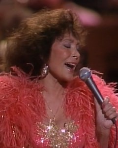 Country music legend Loretta Lynn passed away today at the age of 90. Here she is performing "Coal Miner's Daughter" with John Williams, Crystal Gayle and the Boston Pops at a GBH-televised "Evening at Pops" concert back in 1989. RIP, Loretta. 🙏 | GBH