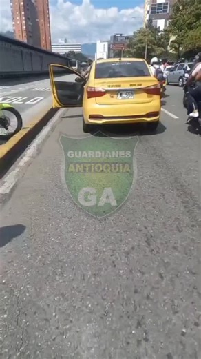 Guardianes Antioquia Oficial on Instagram: "🚨 Hecho de intolerancia en Medellín Un grave caso de intolerancia se presentó en la Av. Ferrocarril con calle 49, donde según testigos el conductor de un taxi habría agredido con arma blanca a un peatón tras una fuerte discusión en plena vía pública. La situación generó pánico entre quienes transitaban por la zona. La comunidad expresó su indignación ante este nuevo episodio de violencia que afecta la convivencia y la seguridad en el sector. Las autor