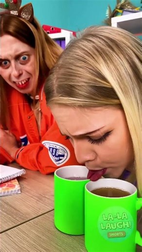 Spooky Momo's FAKE Tongue PRANK !🤣👻 #momo #prank #scary #shorts #LOL