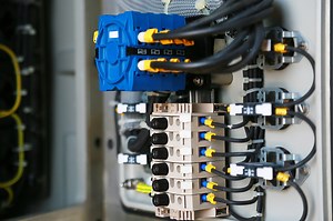 Terminal listrik di kotak persimpangan dan layanan oleh teknisi....