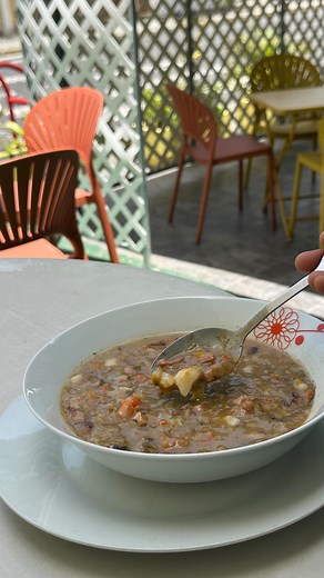 ✨ Un classique revisité avec amour ! Découvrez notre bébélé traditionnel, une création maison qui rend hommage à la cuisine guadeloupéenne tout en y apportant la touche unique de La Cuisine de la Famille. Un plat généreux, savoureux et 100 % fait maison ❤️ 👉 À déguster sur place ou à emporter. Qui veut goûter ? 😋 #guadeloupefood #lacuisinedelafamille #pausedejeuner #plaisirdemanger #produitdesaison #gourmandise #faitmaison #guadeloupe #aemporter #lokalfood #bébélé | La cuisine de la Famille