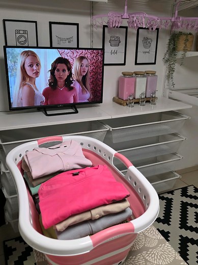 Laundry motivation 🫧🎀🩰💗 On Wednesdays, we wear pink 💅🏻 #laundryroom #organizedhome #storageideas #organizationideas #laundryday