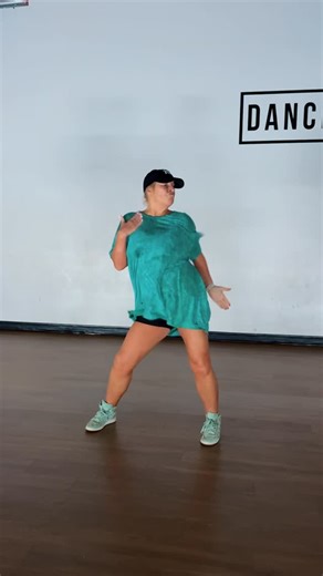 ᗩᒪᒪIᔕOᑎ ᒪIᒪᒪY on Instagram: "Hip-hop redefined. Class was straight 🔥🔥🔥 Chris Brown “Iffy” had us ACTING UP. @ncdancedistrict #cltdance #charlottedance #ncdance"