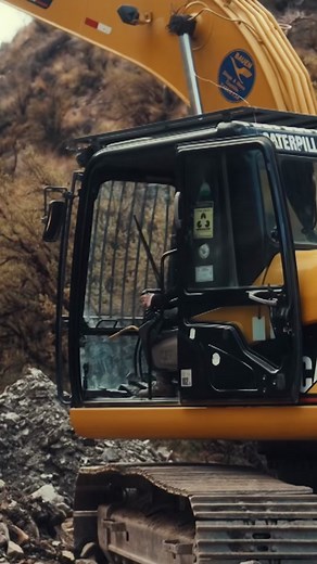 Learning on the job #goldmining edition 🚜 @Tyler Mahoney and Diego work the new cut as a crew of two. #GoldRush: Parker's Trail