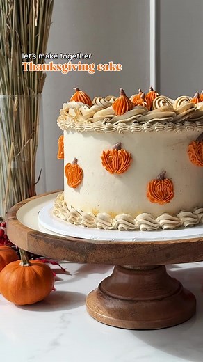 Today is Thanksgiving Day in Canada 🇨🇦 And in honor of this holiday, I decided to make a very autumnal cake that will become a sweet table decoration. To be honest, I’ve never been a fan of carrot cakes 🥕but this one won over everyone who tried it 💔 What can I say, I myself am so delighted with it that I decided to introduce it to my menu and make it available for order❤️ This cake is not just carrot сake 🥕but with a very tasty layer of mango compote 🥭which perfectly complements the spicy 
