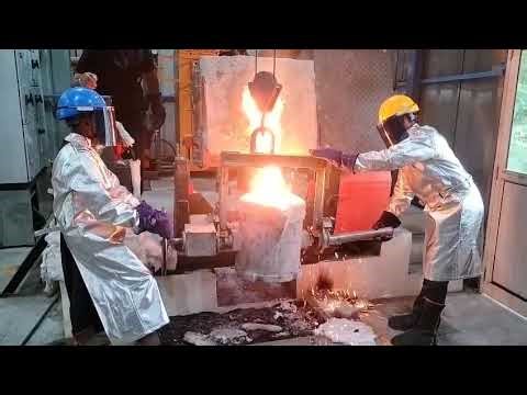 Steel laddle pouring