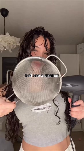 jasmin on Instagram: "use a strainer anzeige @inprintwetrust.co #curls #strainer #curlyhaircheck #curlsprocess #locken #inprintwetrust #ipwt #curlyhairstyles #diffuser #tutorial"