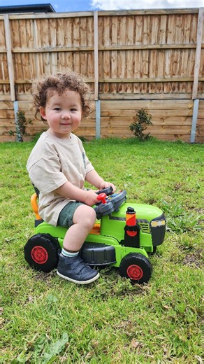 ᴡɪʟʟɪᴀᴍ , ᴊᴀxᴏɴ & ᴍᴜᴍ on Instagram: "Need a Christmas gift that toddlers love? VTech nailed it 🙌🏻 J has been obsessed with his new 3-in-1 Mow and Grow Tractor from @vtech_toys_anz 🚜 I love how it grows with him - ride-on, push-along mower and a detachable driver panel for on-the-go play. So many ways to keep him entertained! Perfect little gift for curious toddlers this Christmas ✨🎄 🚜The 3-in-1 Mow and Grow Tractor (RRP $79.95) is an ATA Judge’s Choice award–winning ride-on that transforms 