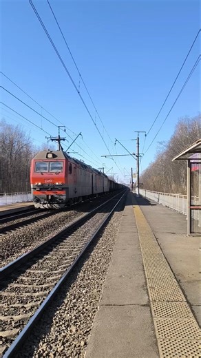 Трёха! Приветливая 3ЭС6-1475 «Синара» гонит по о.п. Вяткино #ржд #поезд