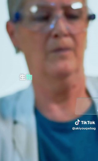 ### 生物の進化の詳細 進化のプロセスとそのメカニズムをより深く理解するために、各要素について詳細に説明します。 #### 1. 突然変異 突然変異は、DNAの複製エラーや環境因子（放射線、化学物質など）によって引き起こされる遺伝情報の変化です。これらの変化は、以下のように分類されます。 - **点突然変異**: 一つの塩基対の置換、追加、削除による変化。 - **フレームシフト突然変異**: 塩基の追加や削除により、遺伝子の読み枠が変わり、全く異なるタンパク質が生成される。 - **クロモソーム突然変異**: 大きなDNA断片の欠失、複製、逆転、転座など。 #### 2. 自然選択 自然選択は、環境に適応した個体が生き残り、繁殖することで、その形質が次世代に伝わるプロセスです。以下の3つの主要なタイプがあります。 - **安定化選択**: 中間的な形質が選択され、極端な形質が淘汰される。 - **方向性選択**: ある特定の方向に有利な形質が選択され、集団の平均形質が変化する。 - **分断選択**: 中間的な形質が淘汰され、極端な形質が選択される。 #### 3. 遺伝的浮動 遺