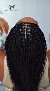 🦋 Refresh your style with QVR 🦋 Mini twists have never looked this good 🎉 🤩 Light & comfortable all day 💯 Zero tangles & shedding 💆🏽‍♀️ Super easy to separate & manage ✨ 💇🏽‍♀️ Hair Details: 5 packs 20'' QVR Kinky Bulk Human Hair Natural Black 🎥 Styled by @Karrill | QVR_hair