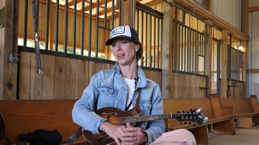 Let's go inside Cabin Camp, where Penny Lea teaches us how to jam using pentatonic patterns–all over the neck! ***** Get the full 40 minute lesson as a Gold Pick member on the site! Link in comments! #mandolin #mandolininstrument #mandolinplayer #bluegrass #pentatonic #learntoplay | Banjo Ben