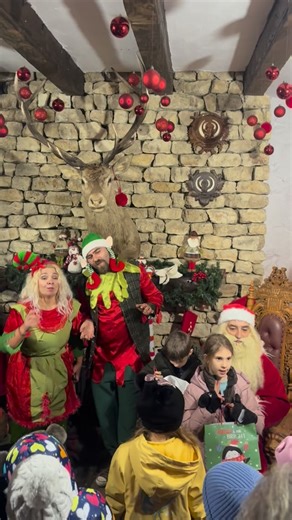 Au mai rămas doar 2 zile în care vă puteți întâlni cu Moș Crăciun la Ferma Voicu! 🎅 📅 22 și 23 decembrie 🕓 Începând cu ora 16:00 Vă așteptăm la o ciocolată caldă, alături de Moș Crăciun, în căsuța lui magică ✨ 🎁 Aveți posibilitatea să aduceți cadoul propriu, pe care Moșul îl va oferi copilului dumneavoastră. 🧝‍♂️ Opțional: fiecare copil prezent poate participa la atelierul spiridușilor, unde va putea: să decoreze să picteze să creeze păpușele din ață 🌟 Vă așteptăm într-un decor de basm, un