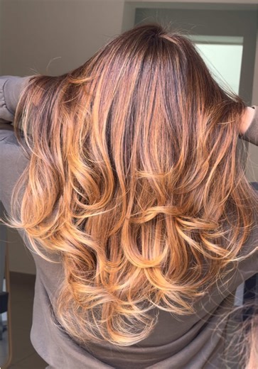 Bari ↔️ Massafra per Anna, che non rinuncia alla magia Harem per i suoi capelli. Model: @anna_carone_marti Hairstylists: Degradé Joelle @giusy_harem__ | Taglio Punte Aria Royal @nigro_rosa_ #coloristawella #degradejoelle #tagliopuntearia #massafra #haremacconciaturerosanigro