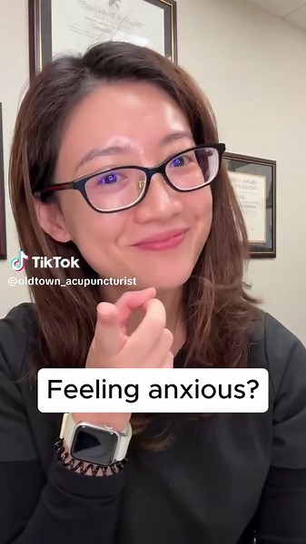 Relieve your anxiety instantly with acupressure. If you wanna heal 60 everyday health issues, get my Acupressure Guide in my 🔗 on top of my page! #acupuncture #acupressure #acupuncturist #holisticmedicine #anxiety How to relieve anxiety with acupressure point