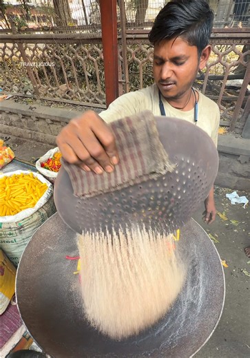 No Oil, Only SAND! 😲 Unbelievable Way to Fry Snacks 📍Location Kolhapur in India 💰Price INR 20 #snack #cookies #cooking #viral