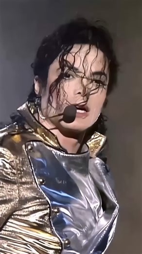 For years, fans around the world recognized Michael Jackson not just by his music and dance moves, but by his soft, high-pitched speaking voice. It became part of his signature — gentle, almost childlike, and instantly recognizable. But behind the scenes, many have claimed that the voice we all knew… wasn’t his real one. Former bodyguards, collaborators, and even close friends have suggested that Jackson’s true speaking voice was actually much deeper — a strong, masculine baritone he rarely reve