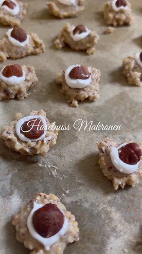 Feuchte Haselnuss Makronen🎅🏾 4 Eiklar pr. Salz 200g Zucker 200g Marzipan 200g gem. Haselnüsse 60g geh. Haselnüsse Ganze Haselnüsse etwas von der Baiser Masse zum eintauchen 125* Umluft 25 Minuten #fy#fyp#fd#fds#xyzbca#plätzchen#backen#howto#baking#christmas#foodtiktok#viral#rezept#einfacherezepte
