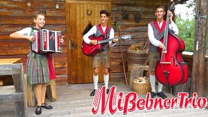 ‼AUFGEPASST‼ Wir präsentieren das brandneue Video "Bruno's Gitarrenwalzer" 🎼 vom Mißebner Trio. Viel Spaß beim Anschauen 🎥🎬 Ihre aktuelle CD "Ein Abend mit Freunden" ist überall erhältlich🎶 💿👉 Weitere Videos auf unserem TYROLIS YouTube Kanal 👈 Schaut vorbei! | Tyrolis Music