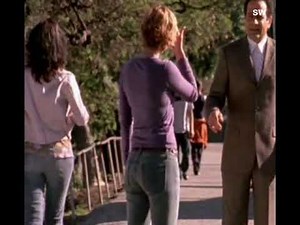 Traylor Howard looking good in jeans 01