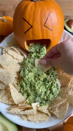 Puking Pumpkin Guacamole 🎃 #halloweentreats #guacamole #pumpkins #foodie #easyrecipe | Maddison’s Kitchen