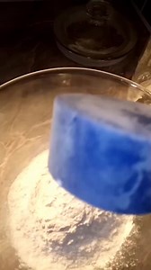 A "kevert meggyes" egy klasszikus magyar sütemény, amely egyszerűen elkészíthető és nagyon finom. A neve arra utal, hogy a hozzávalókat csak "összekeverik", nem kell külön habot verni vagy dagasztani. A meggytől pedig kellemesen savanykás, gyümölcsös lesz #kevertmeggyes #kovecsesneszilvi | Kövecsesné Szilvia