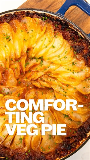 🥧 COMFORTING VEG PIE 🌱 This is proper cosy food - the kind that feels familiar, comforting, and deeply satisfying. A rich, savoury filling of mushrooms, lentils, sun-dried tomatoes, garlic and thyme gets slow-simmered with red wine until thick and full of flavour, then topped with thinly sliced potatoes that bake up golden, crisp and fluffy at the edges. It’s hearty, warming and exactly what you want on a chilly evening - the sort of dinner that invites seconds without hesitation. And if cooki