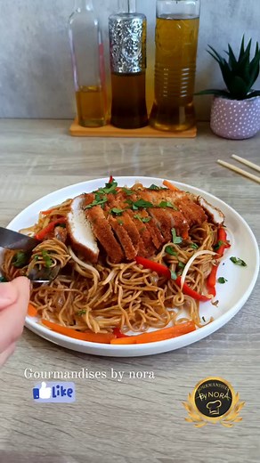 🌸__ Nouilles Chinoises Sautées __🌸 Recette facile et rapide à réaliser, un plat asiatique complet, ultra savoureux. Des nouilles chinoises sautées aux légumes, accompagnées d'un poulet croustillant 😋 Ingrédients pour 2 personnes: 200 g de Nouilles aux oeufs pour ma part 2 gousses d'ail 1 oignon 1 petit poivron 2 carottes Huile neutre 1/2 càc de Sel Un poignet des pousses de soja (haricots Mungo) Vous pouvez mettre les légumes de votre choix. Pour la sauce : 1,5 c.a.s de sauce soja sucré, 2 c.