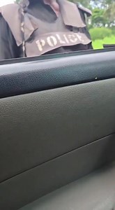 "I don't demand money from motorists."😭🫵🙆 Police officer caught on camera extørting money from a driver tells a senior officer who was questioning him about collecting money from motorists. | Nigerian Military Gallery