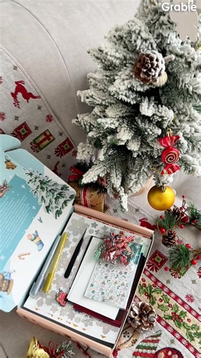 🎁🎄 Unbox the magic! The Holiday Magic Scrapbook Box is stuffed with 200 festive pages, sparkly papers & jolly goodies—everything you need to sleigh your holiday crafts. ✨💚 | Grabie