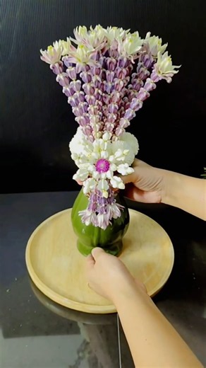 Arranging flowers in a glass vase to make a table decoration #flowers #decoration #diy #handicraft