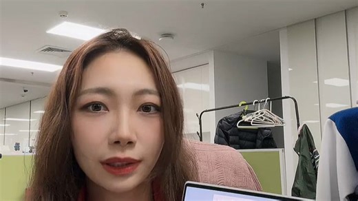 轻薄本的颜值天花板！这款AIPC真香了，超薄机身搭配高性能，出差办公毫无压力，智能助手让创作更高效，日常使用流畅不卡顿，简直是职场人的理想搭档。