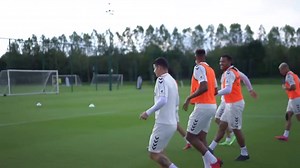 52K views · 826 reactions | ¿Que la arepa es de Venezuela? 樂 Ojo al debate en el entrenamiento del Everton entre Salmón Rondón, Yerry Mina y James ️ ¿Tú qué opinas? ¿De dónde es la arepa?   Vía Everton Football Club | GOAL en Español | Facebook