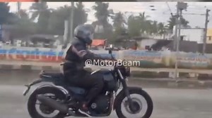 The Royal Enfield Scram has been spotted undisguised! The road-biased version of the Himalayan will have: ➡️ 24.3PS, 32Nm, 411cc single-cylinder engine ➡️ 5-speed gearbox ➡️ 19-inch front wheel (21-inch on the Himalayan) ➡️ New fenders, side panels, pillion grab rails ➡️ Tighter rake ➡️ No windshield ➡️ Could be priced around Rs 2 lakh mark VC: MotorBeam | PowerDrift
