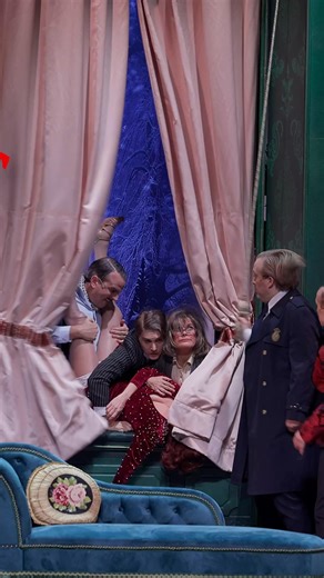 "Pjäsen som går åt helvete" är en fullständig publiksuccé och har fått ett otroligt mottagande under premiärhelgen på Göta Lejon! Publiken viker sig av skratt, och recensionerna strömmar in med rosande omdömen: 🌟 ”FULLBLODSPROFFS får allt att gå åt helvete” – Dagens Nyheter 🌟 ”Laddad med ENERGI och HUMOR” – Expressen 🌟 ”En STORARTAD hyllning till teatern” – Svenska Dagbladet 🌟 ”Vill du skratta? Här får du SKRATTA” – Aftonbladet 🌟 ”Ren och skär TEATERGLÄDJE” – Du i fokus 🌟 ”Förvänta er att 