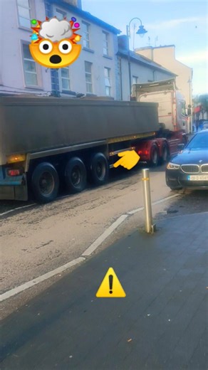 Do not try get closer and tailgate that long tipper trailer truck loader !!! Caution ⚠️