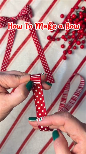 How to make a small gift wrap bow 🎀 🎁 #Christmas #christmas2025 #howtomakeabow | Steph Gigliotti Real Life Recipes