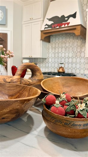 Even people who don’t collect antiques seem to have acquired a dough bowl somewhere along the way. They aren’t rare, or hard to find, yet still hold a significant amount of value. These primitive bowls hold stories of a time gone by, representing home, good food, and family gatherings. I can’t think of a more important item for a primitive kitchen to have, or a more treasured heirloom for today. #homesweethome #primitive #antiques #interiordesign #homedecorideas | Timeless Interiors by Lancine L