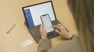 Solicita el certificado digital y realiza de forma segura tus trámites con la Administración y Entidades Privadas: 💻Expedientes y datos personales 💻Certificados y licencias 💻Prestaciones y ayudas 💻Asignación de colegios electorales Infórmate de cómo: https://sede.fnmt.gob.es/certificados/persona-fisica/obtener-certificado-video-identificacion | La Moncloa