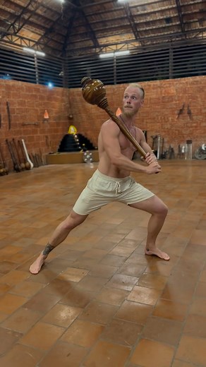 Short Gada Flow 🌀 This Gada at @agasthyam_kalaripayattu is really beautiful. Due to its relatively long and thin handle (for a Gada like this) the weight distribution feels great. You can swing it easily, but still use it for static movements because it’s not as long as the ones found in Varanasi for example. At @dutchflowacademy we would categorize this as a heavy club, as the movements that are possible with this Gada are similar to what you can do with a Mudgar or Clubbell. Interested in lea